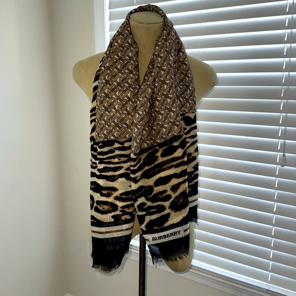 AUTHENTIC BURBERRY A:MU LEOPARD SCARF - Picture 5 of 6